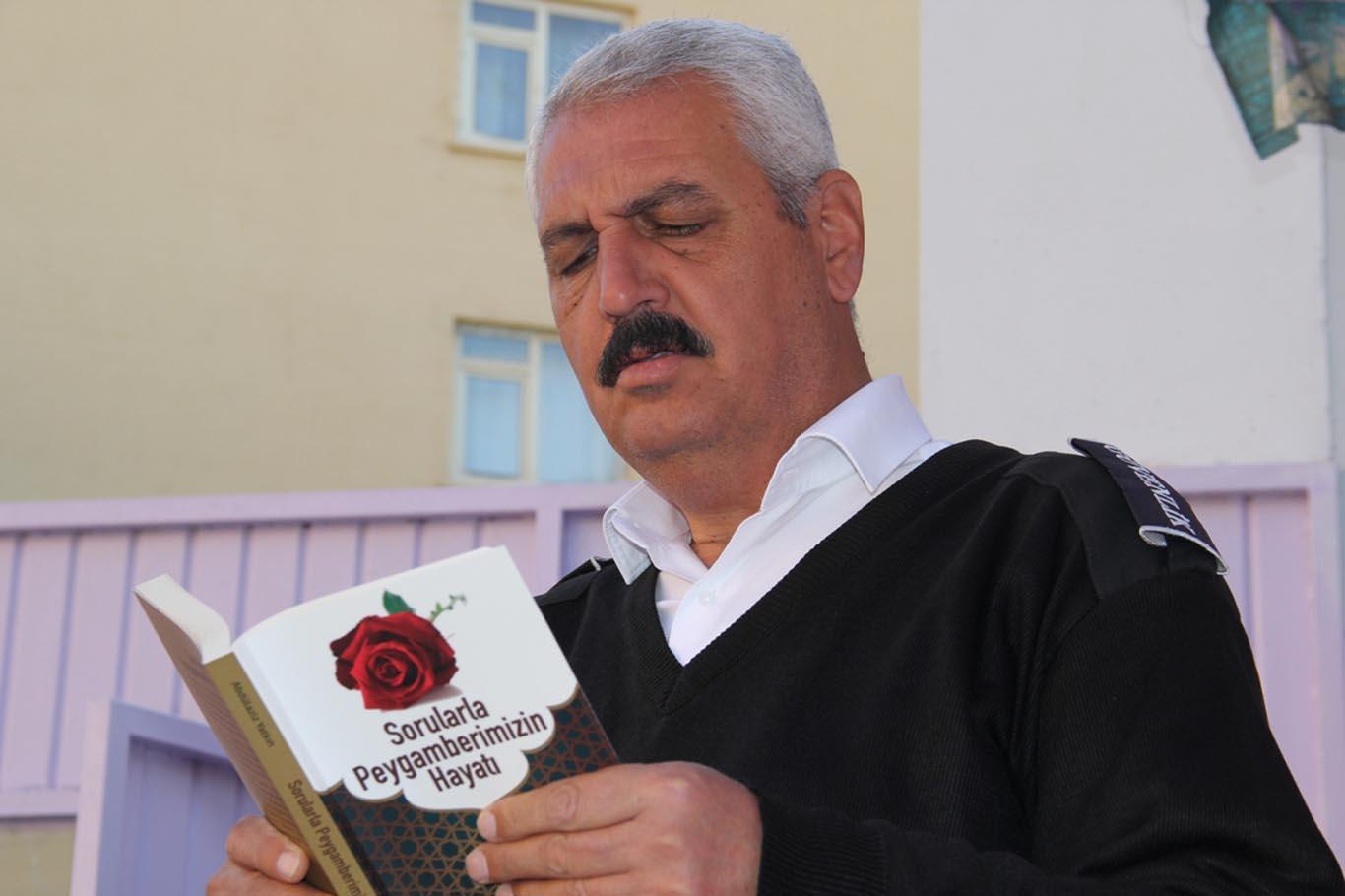 Diyarbakır'daki bir lisede herkes aynı anda kitap okuyor Diyarbakır'daki bir lisede herkes aynı anda kitap okuyor
